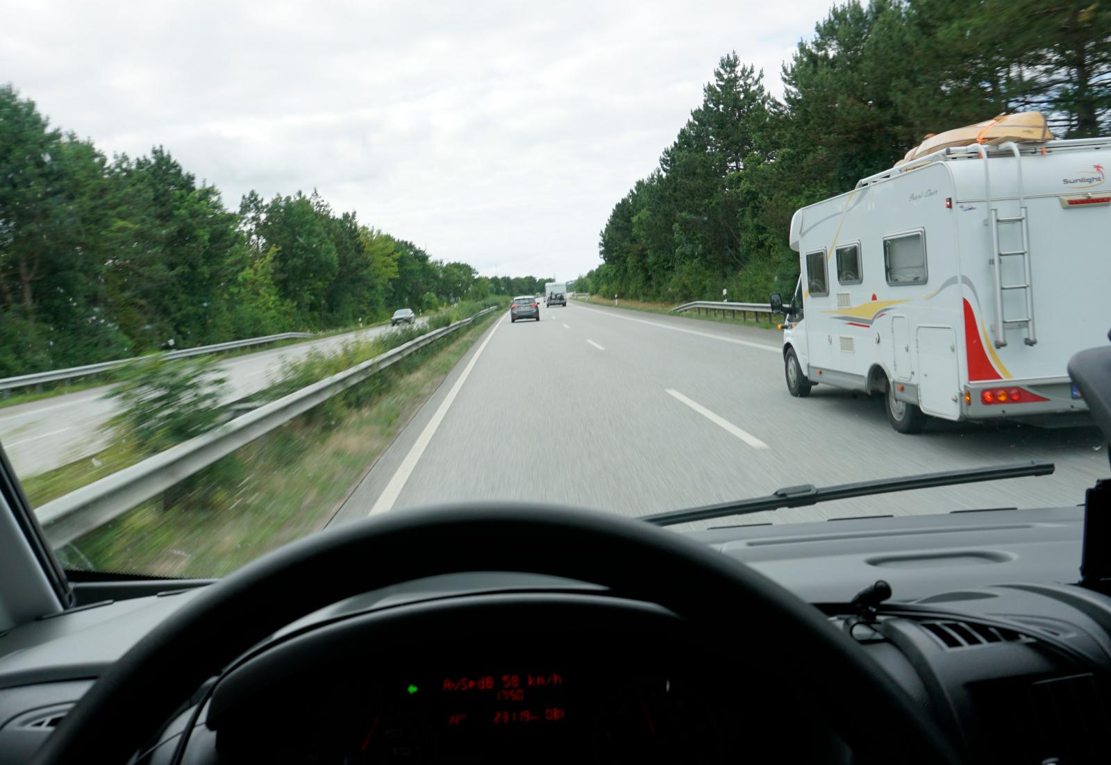 Mötesfria och större vägar är att föredra för nybörjare då de är säkrast. Däremot bör du inte ha bråttom. Vid omkörning av stora fordon märks ett tydligt vinddrag i passeringsögonblicket.