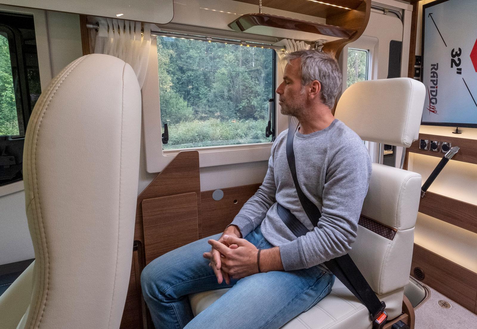 Båda sofforna kan omvandlas till sittplatser som har bra utsikt och passageraren sitter bekvämt.