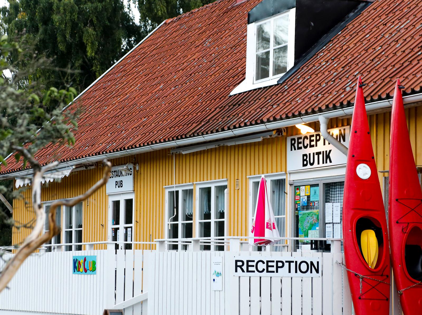 Reception, restaurang och butik i ett. Och visst kan man hyra kajak.
