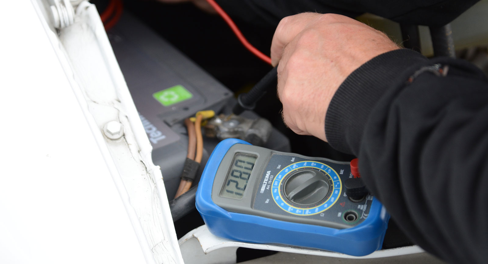 Kontrollera att batteristatusen är okej. En extern batteritestare fungerar ypperligt.