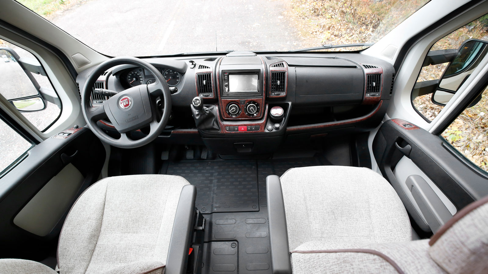 Det mesta är bekant för den som kört en husbil baserad på Fiat Ducato. Trädekor var ett tillval som fanns 2012.