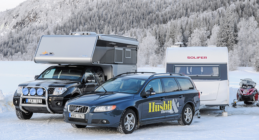 Camping i svenska fjällvärlden med en samling snöskotrar, pimpelspön och skidor är en oförglömlig upplevelse.