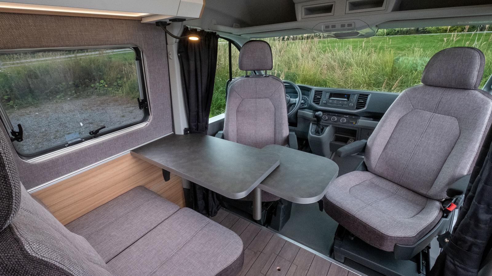 Plats för fyra runt bordet i Knaus Box Drive.