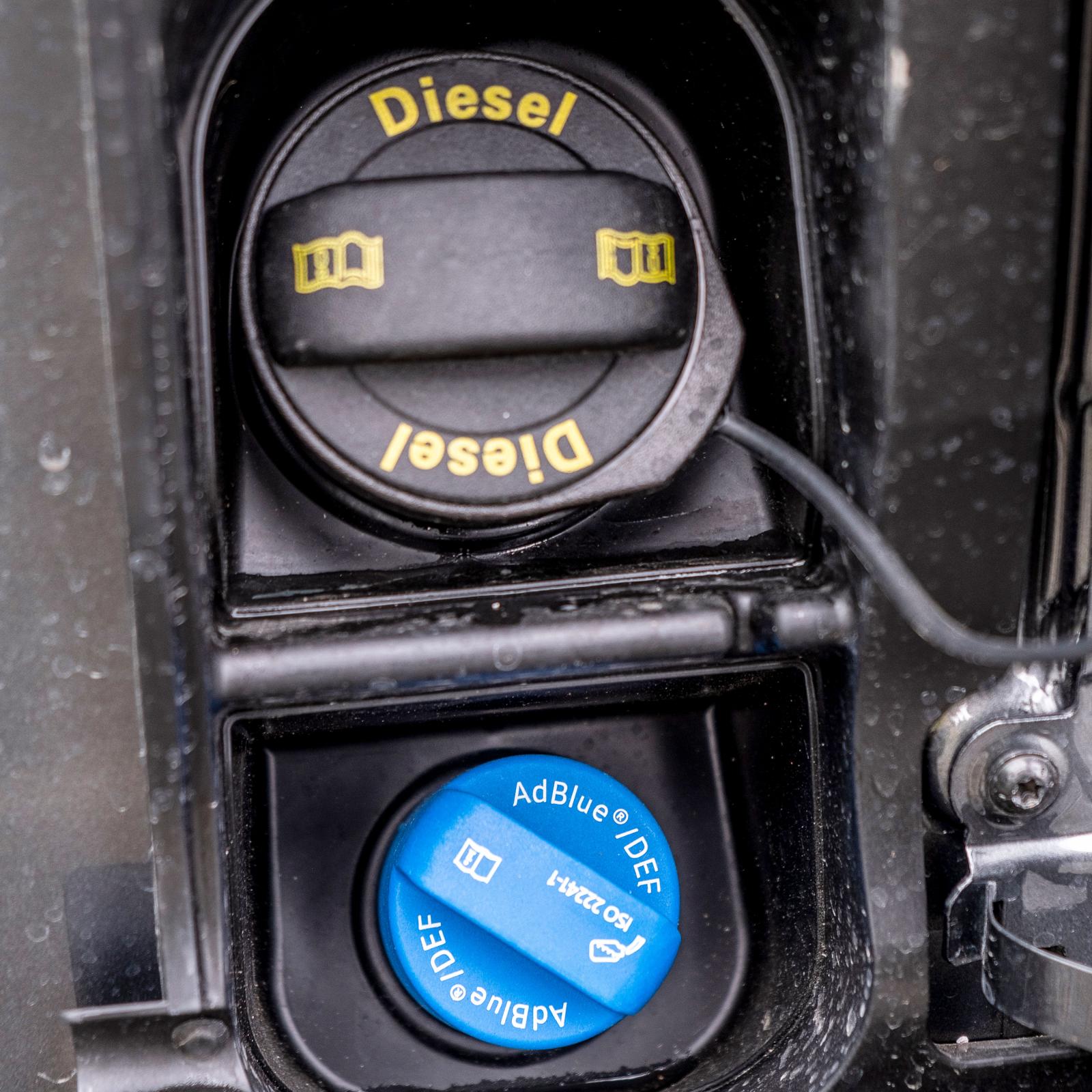 Diesel och AdBlue ska in här och ingen annanstans.