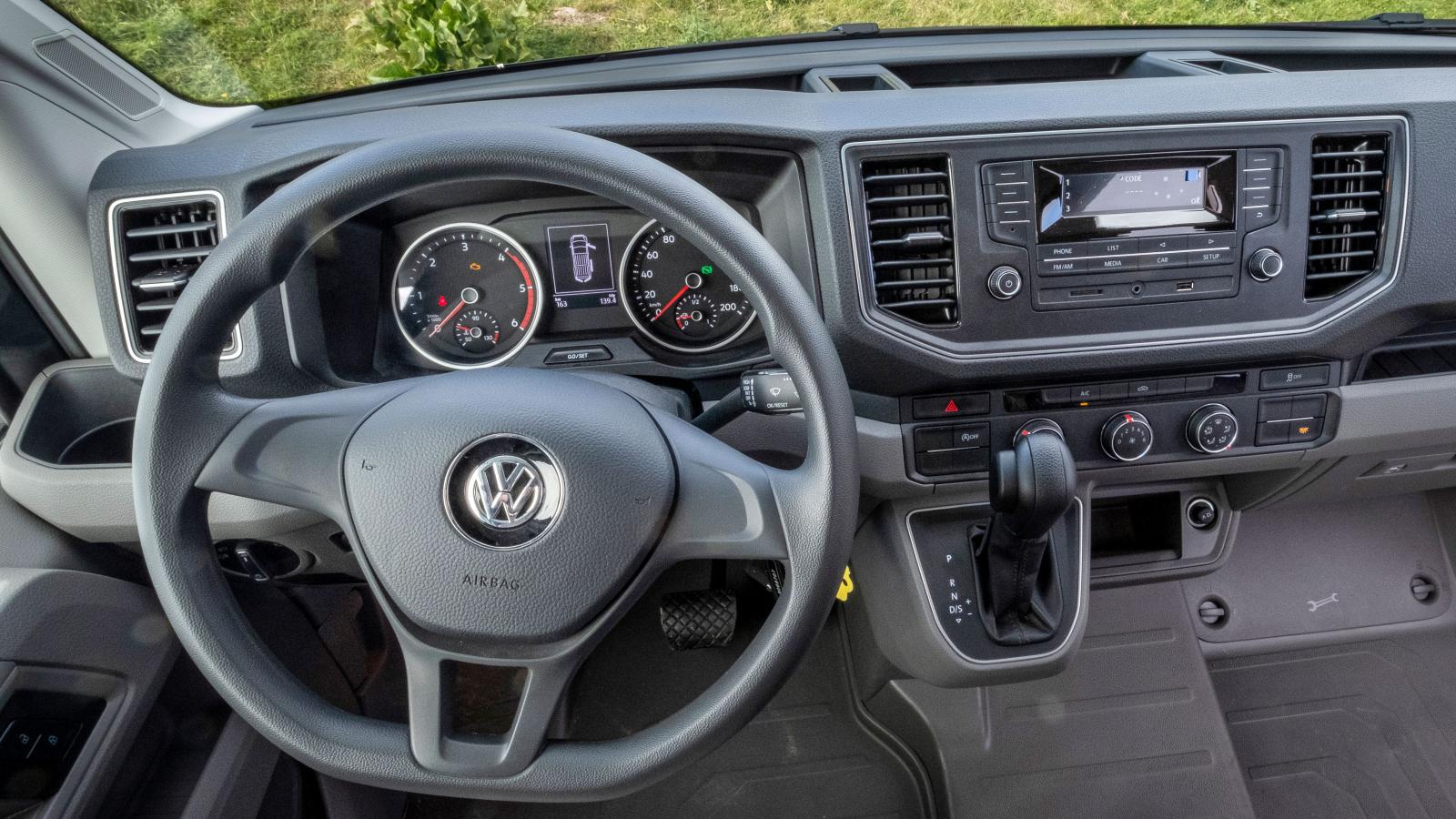 Volkswagens formspråk från personbilarna går igen i Crafter. Multimedialösning är inte standrard vilket är synd i en dyrbil.