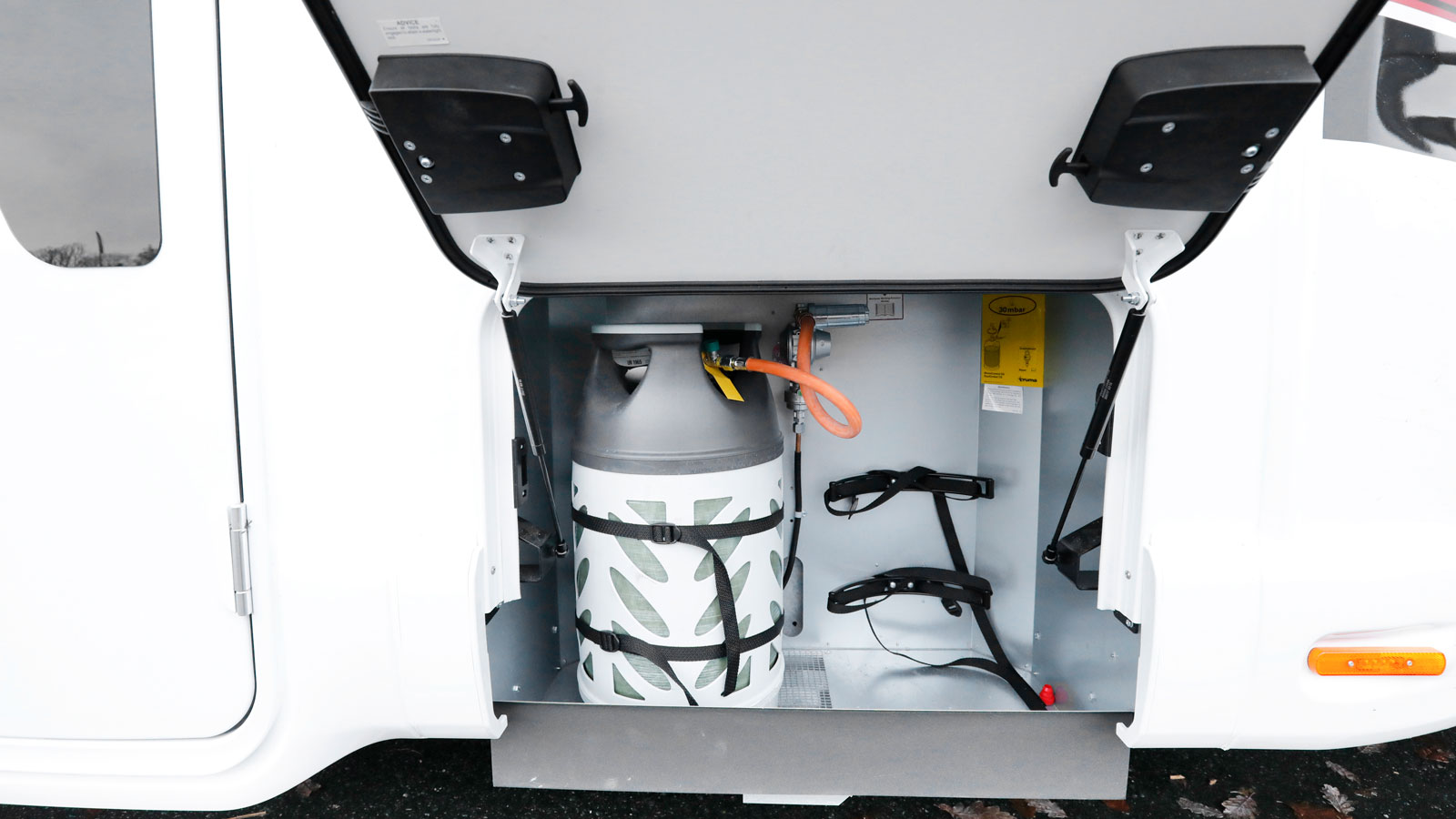 I gasolutrymmet ryms två gasolflaskor (P11).