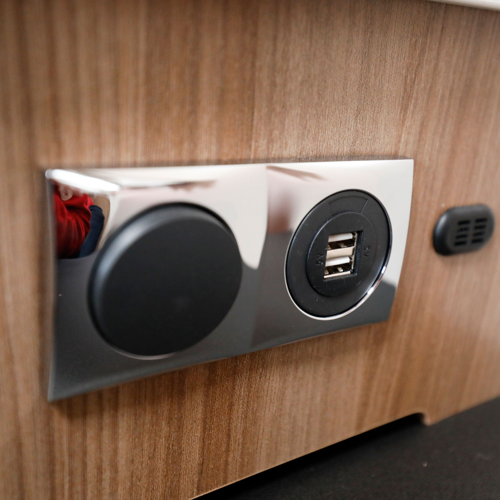 Två usb-uttag på ena sidan av sängen. Den andra har 230 V.