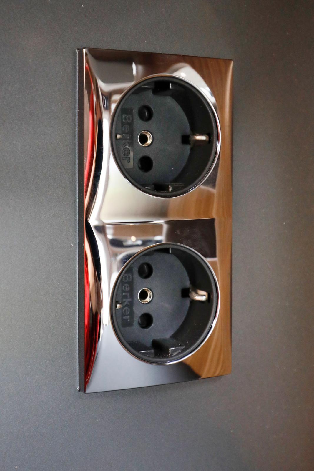 Två stycken 230-volts uttag ovanför diskbänken.