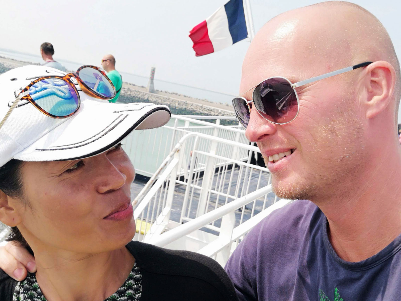 ”Vi såg på varann när vi närmade oss land, när vi möttes mellan Dover-Calais.” Färjeöverfarten är för evigt förstörd av den gamla sommarplågan…