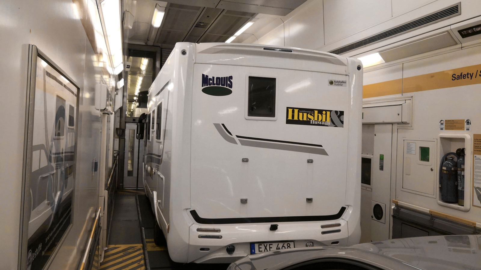 Det är okej att gå på sidan men inte uppehålla sig framför eller bakom fordon. (En camper med akterdörr går alltså inte att kliva in i under dessa 35 minuter.)
