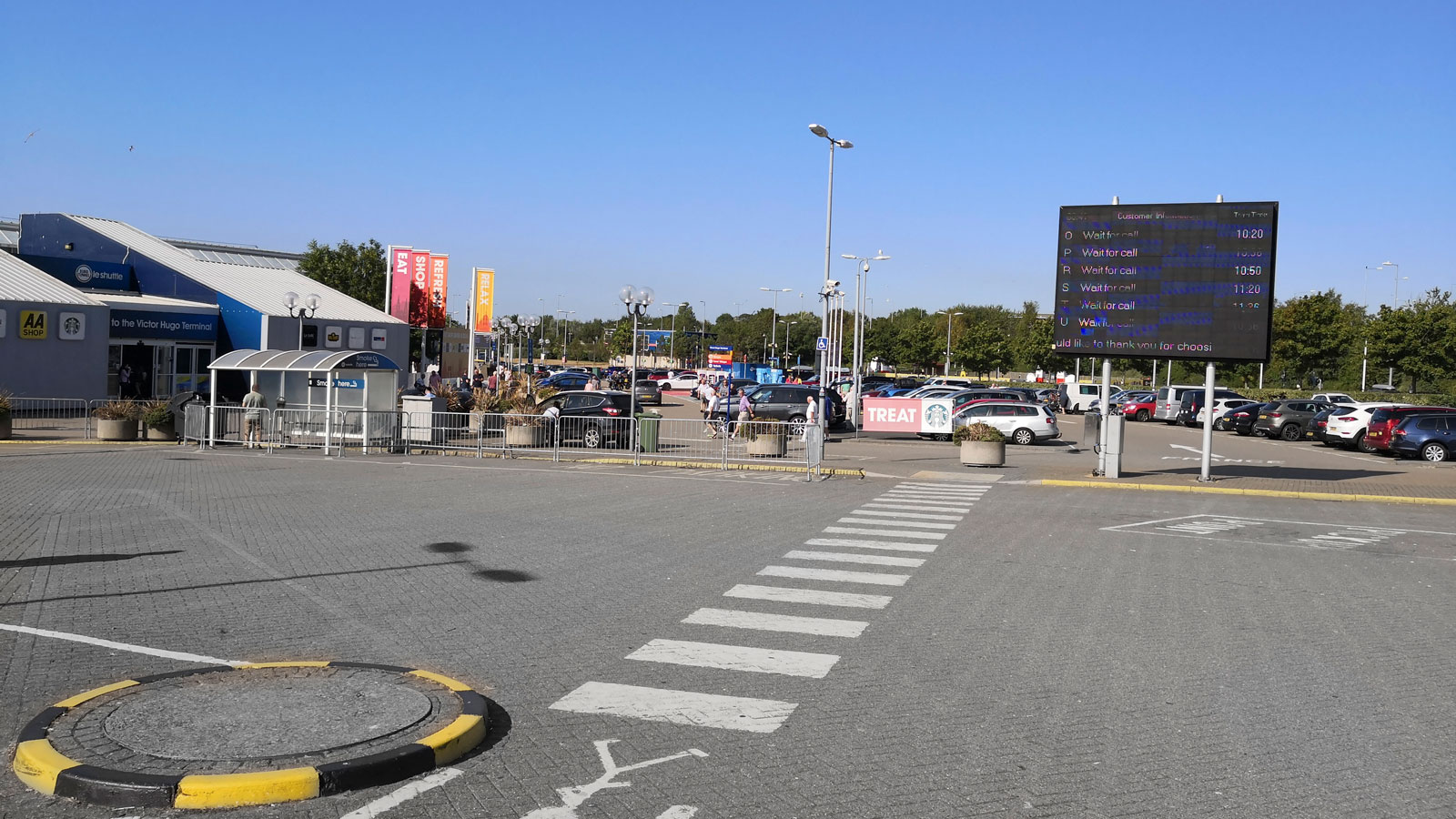 En informationstavla med aktuella avgångar finns utanför terminalen och shoppingcentret Viktor Hugo.