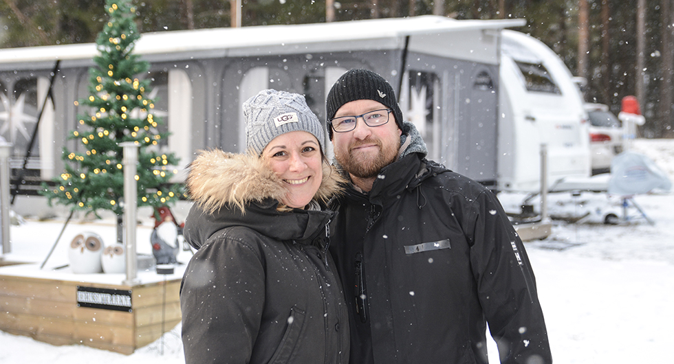 Lisa och Fredrik med sin fina Adria 663 HT -16 i bakgrunden.
