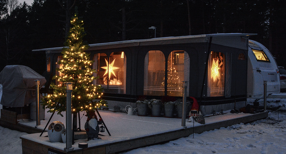 Den som tror att camping, vinter och jul inte är förenligt bör ta en sväng till KustCamp Ekön och säga hej till Fredrik och Lisa Eriksmyr.