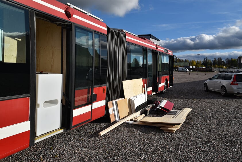 Nu ska bussen byggas om till ett hem