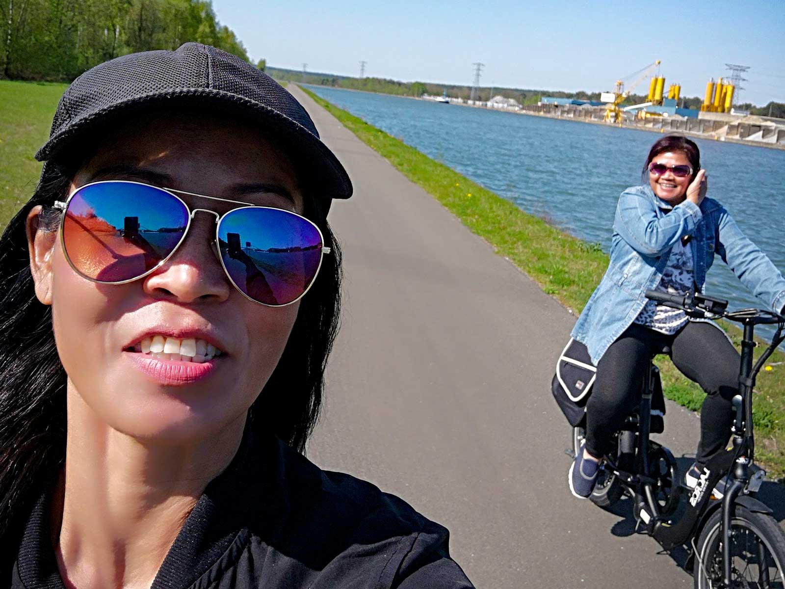 Med husbilen parkerad åker vi på elcykeltur. Gott om cykelvägar.