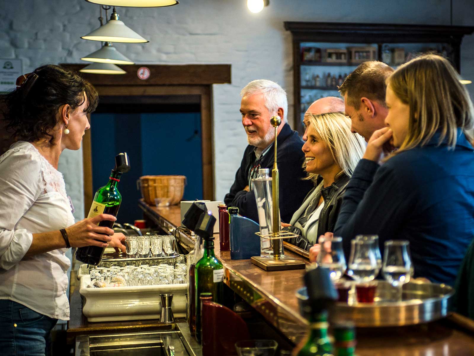 I staden Hasselt finns ett Jenever-museum där man får veta allt om den enbärskryddade spritdrycken som är föregångare till gin.