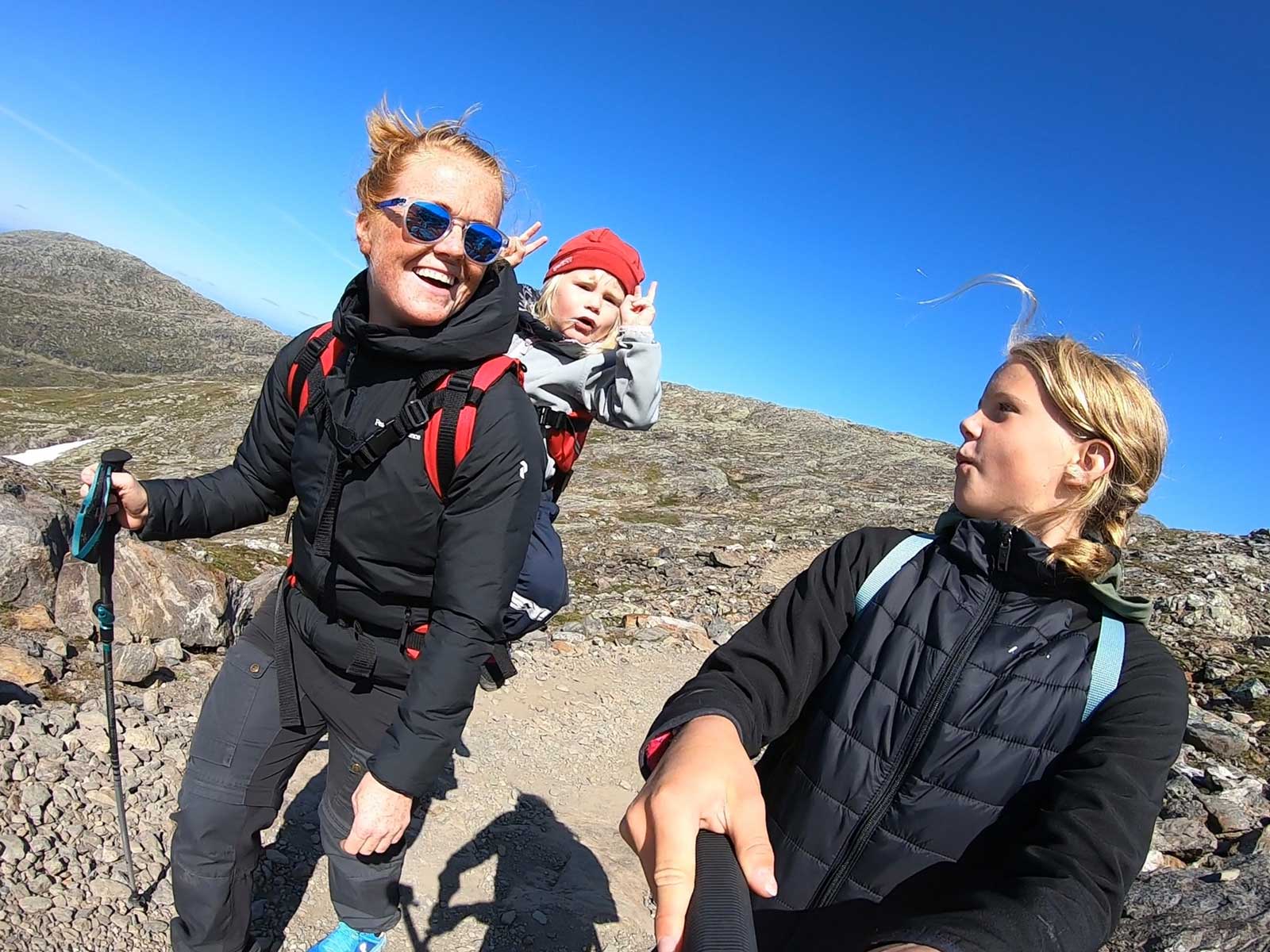 Vandring ned från Åreskutans topp ner till kabinbanan.