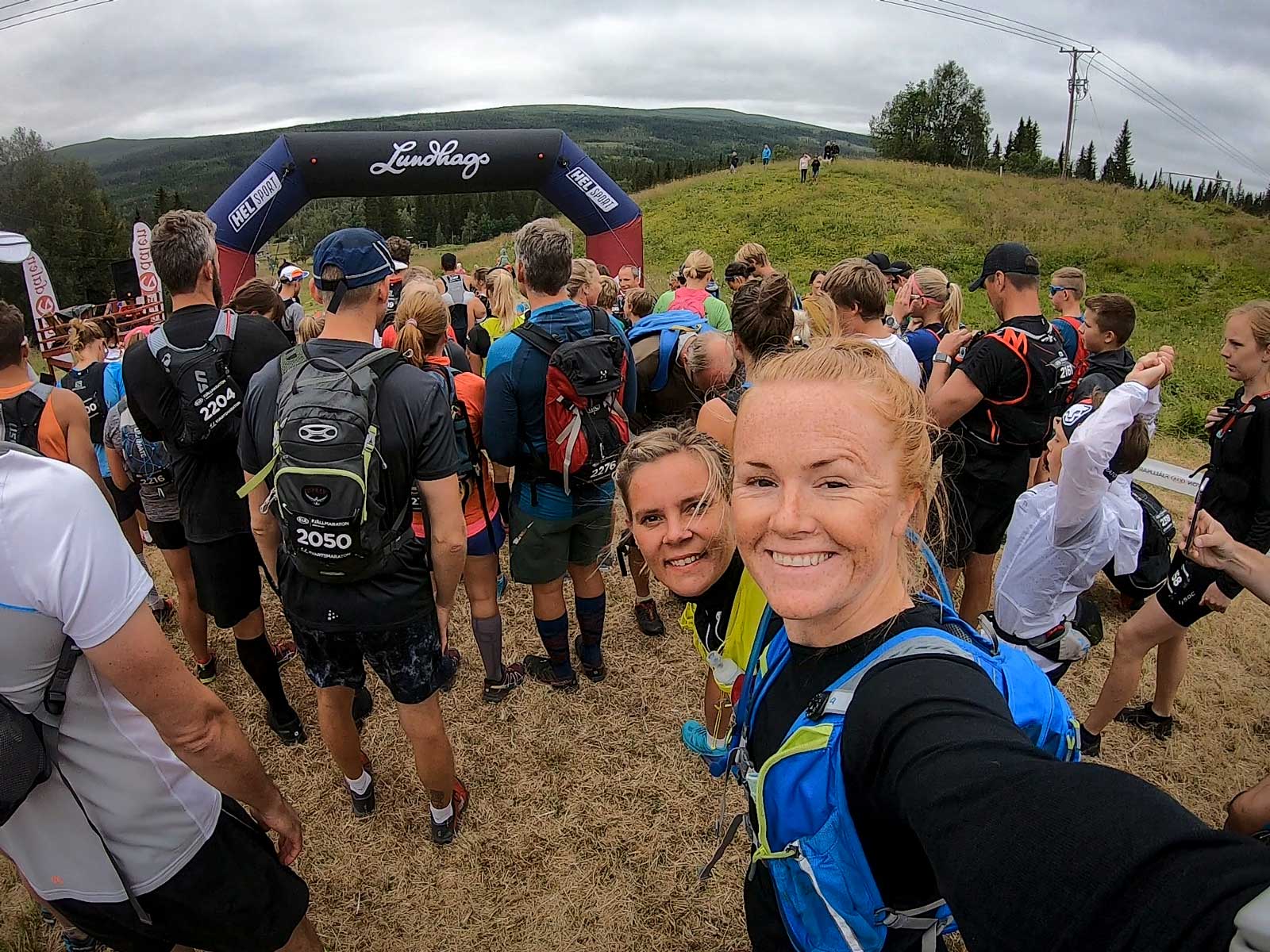 Brynja med sin vän Ida och springer Ulvang Kvartsmaraton i Åre under Fjällmaratonveckan.