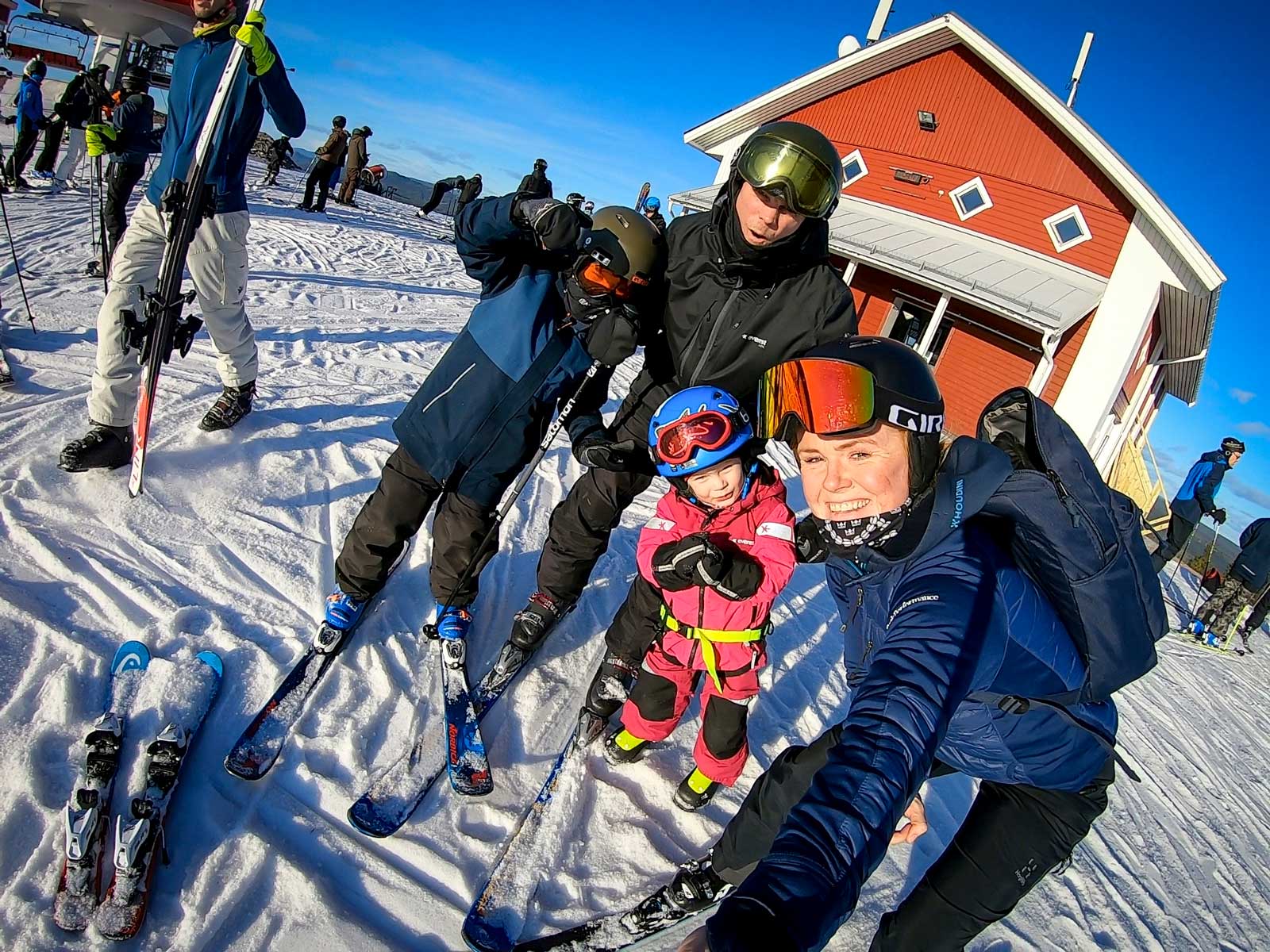 En av få bilder på hela familjen från en av våra resor. Här på sportlov i Branäs. Från vänster Sigge, Niclas, Isafold och Brynja.