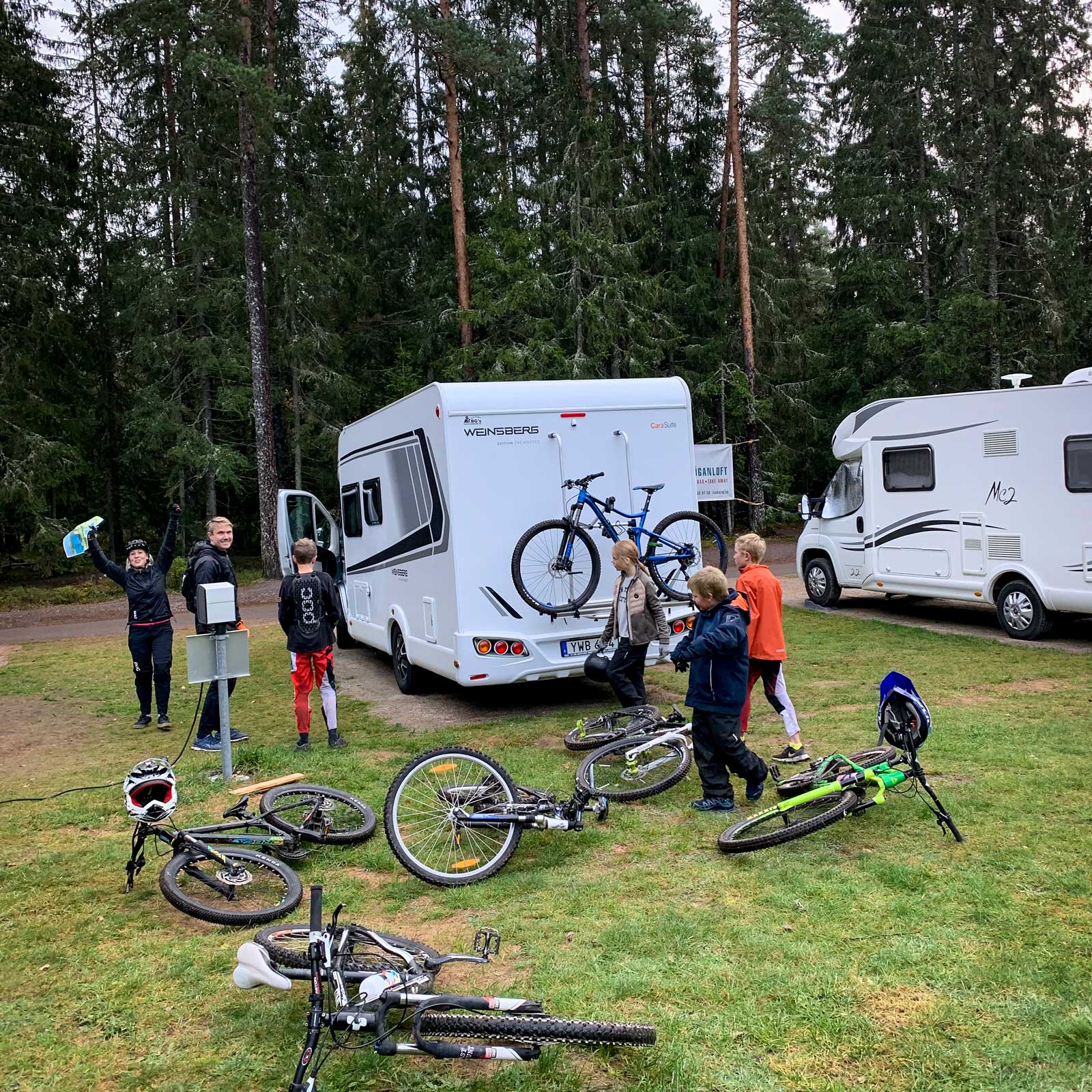 Checkar in på Isaberg och backar in på ställplats.