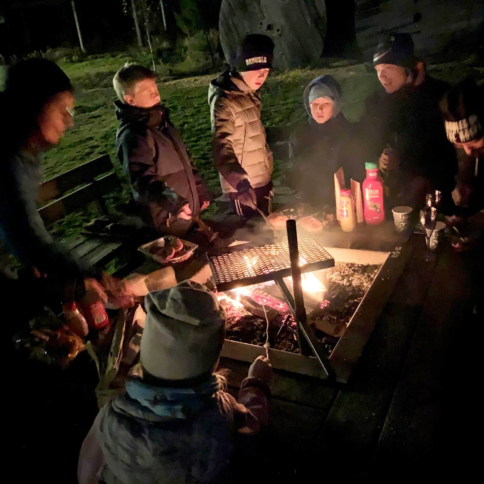 Kvällsgrill på en av Isabergs grillplatser.