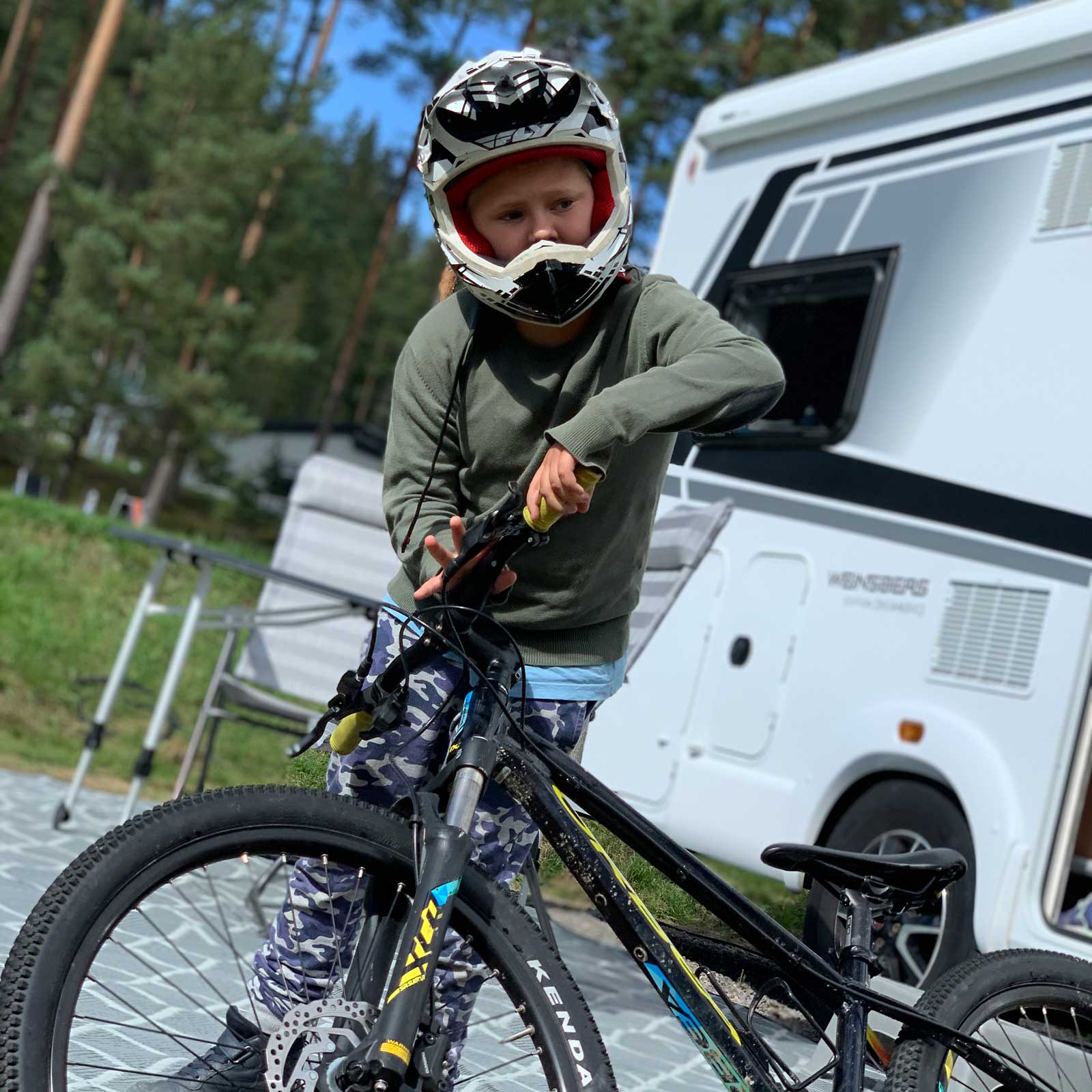 Sigge utanför husbilen på Isaberg.