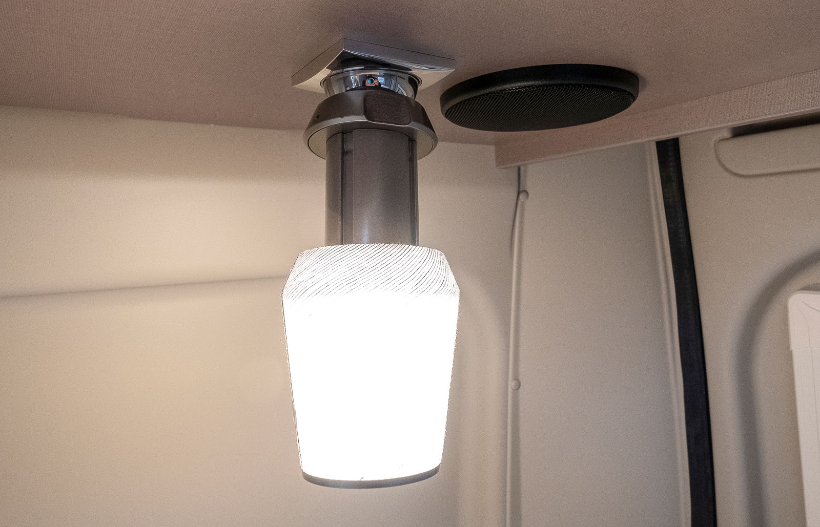 Lamporna är batteridrivna och fästs med magnet. Kan flyttas!
