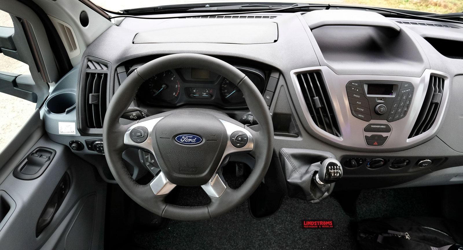 Förarplatsen i Ford Transit. Reglagen är enkla att förstå.