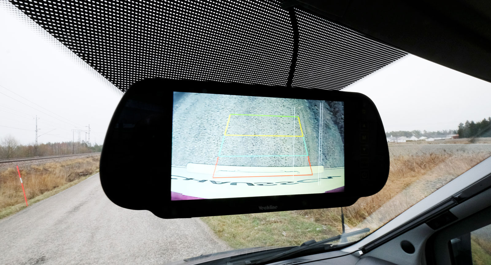 Backkamerans monitor är placerad i innerbackspegeln.