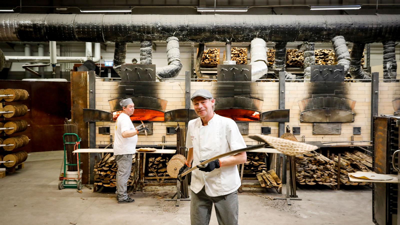 Knäckebrödet bakas fortfarande i ugnar med öppen eld.