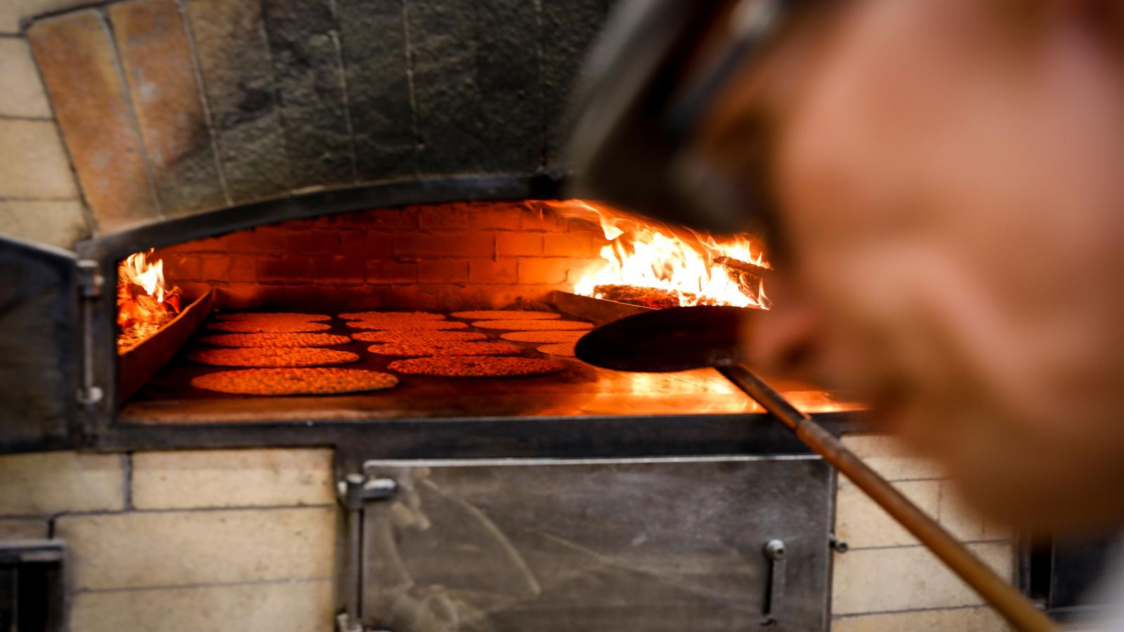 Knäckebrödsbak på Skedvi Bröd. Inge bjuder på mjukbulla.