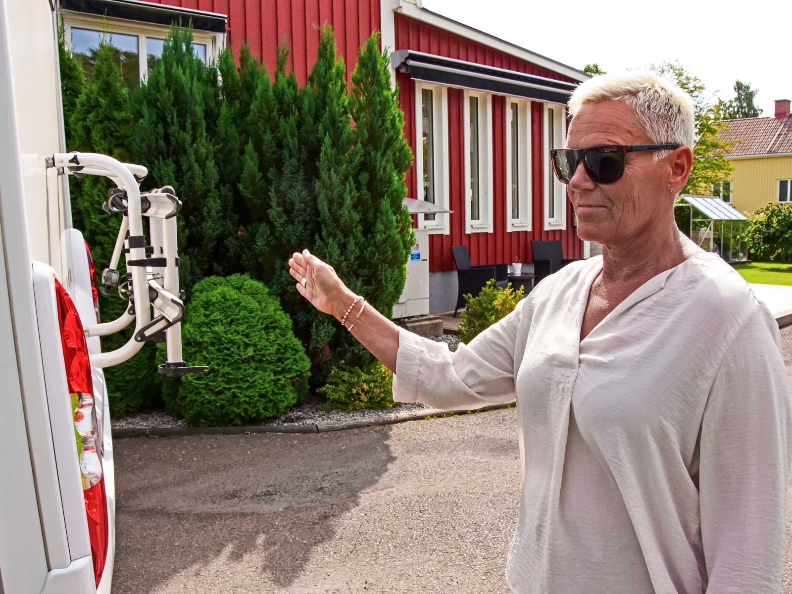 Sväng åt höger med bilens akter.