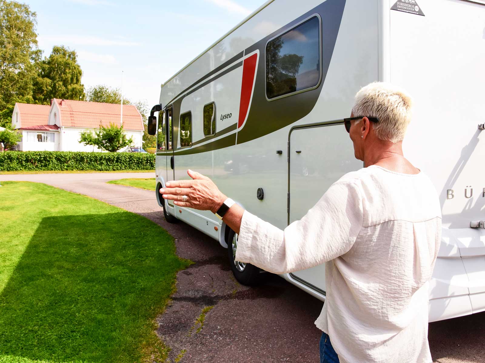 Backa åt vänster. Fullt rattutslag om båda händerna pekar åt vänster.
