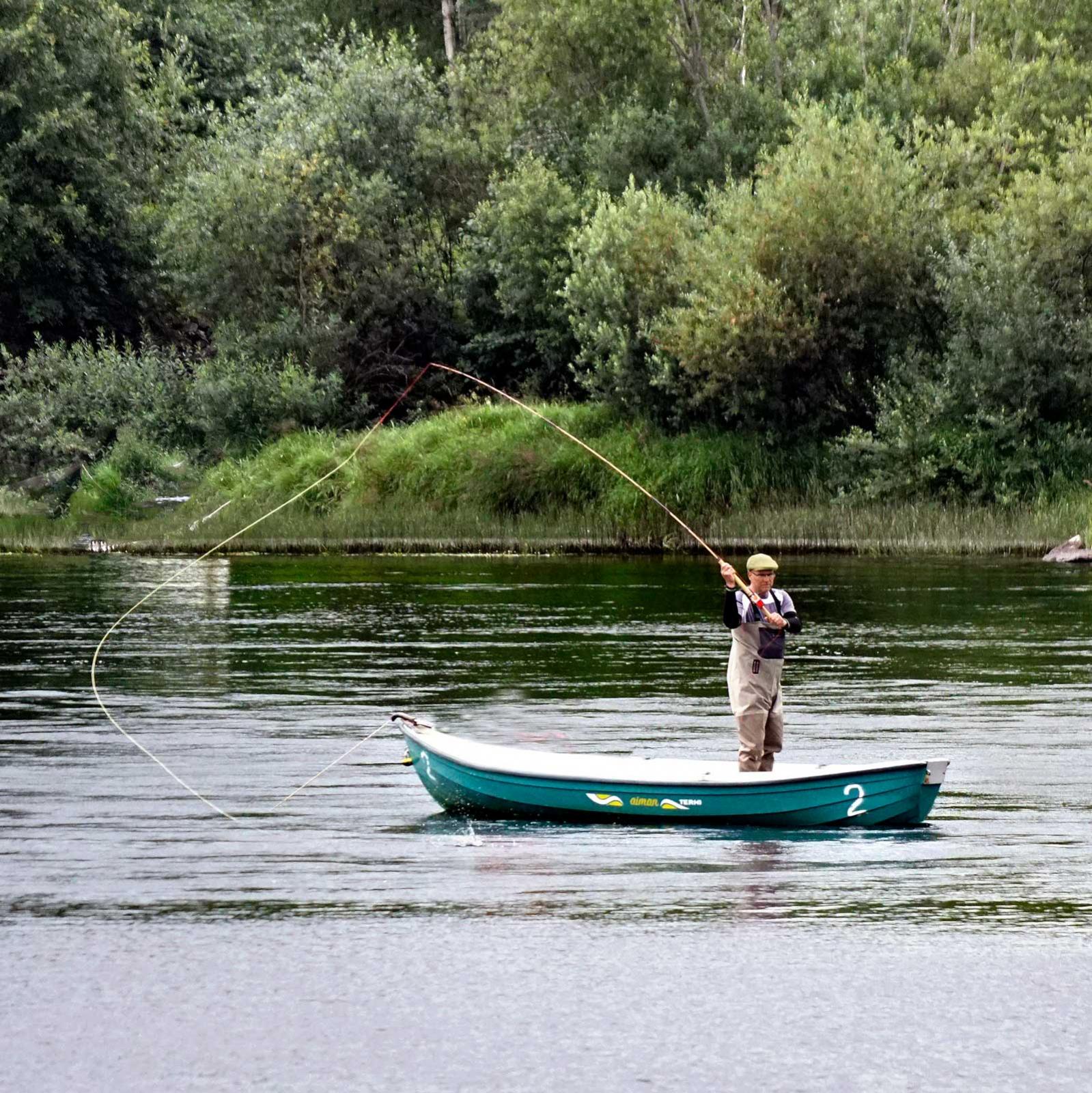 Fiskare kommer långväga ifrån för nappatag med den
storväxta insjölaxen och öringen som vandrar upp från Vänern.