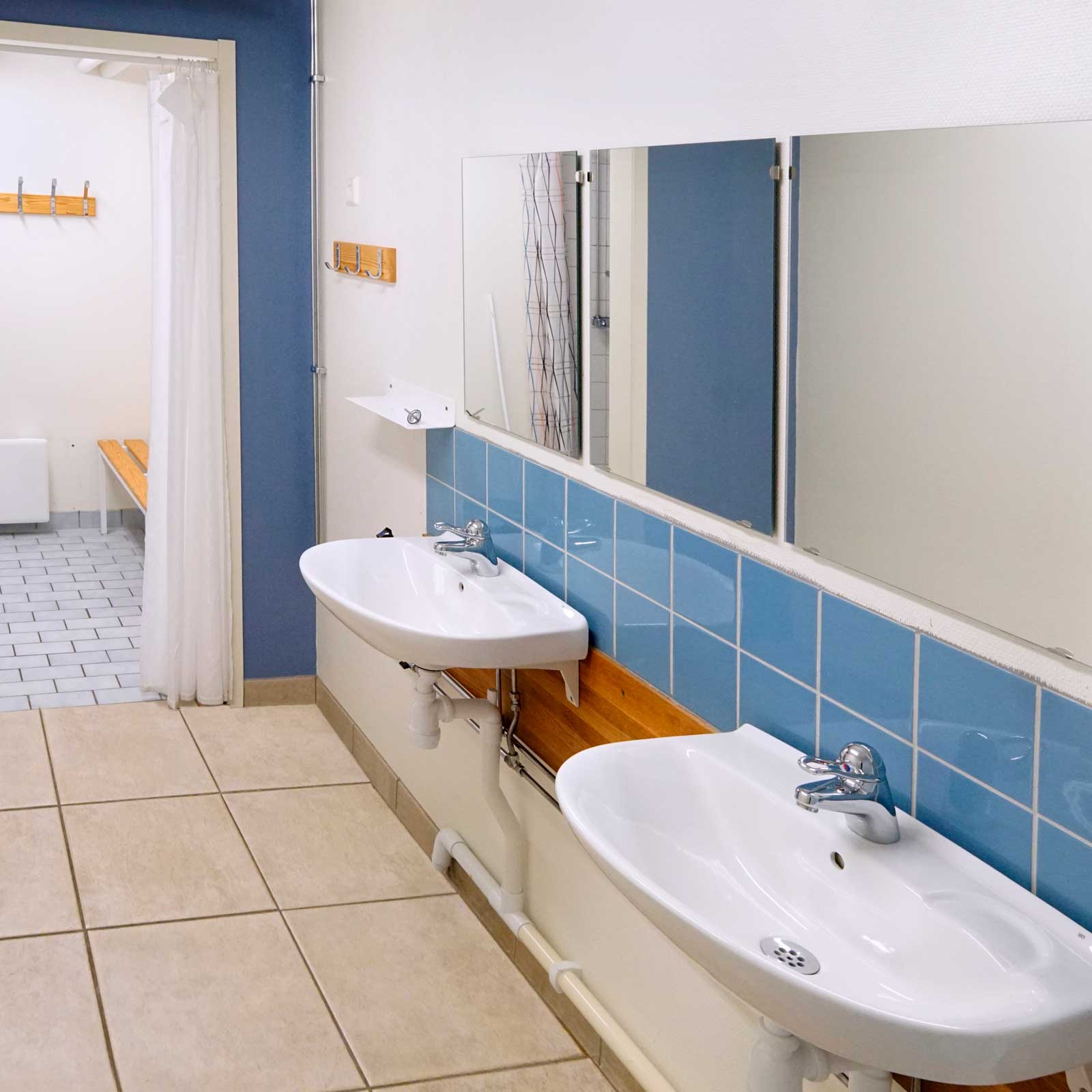 …liksom i servicehusets sanitära del.
