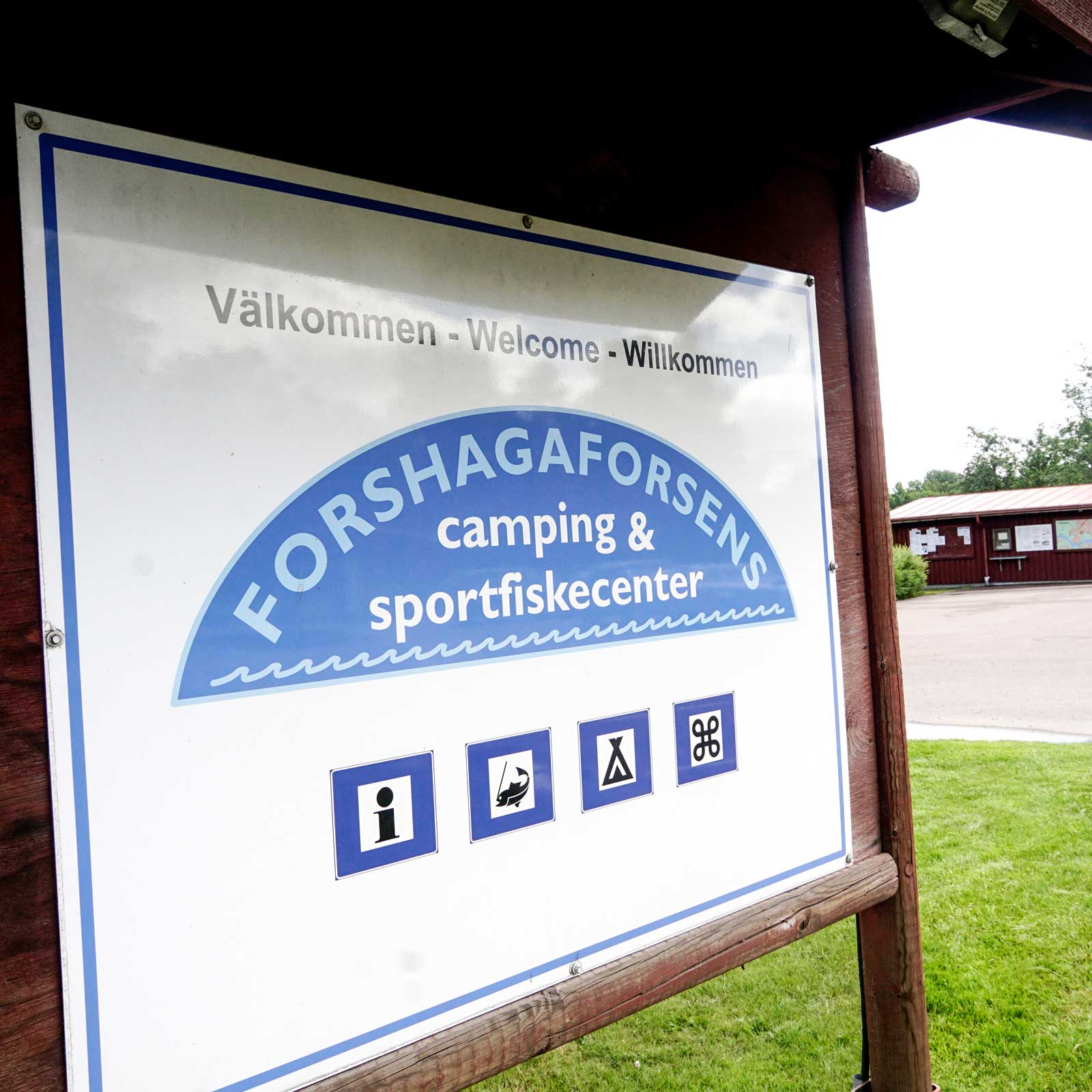 Camping eller ställplats? Forshagaforsen hör till kategorin som intar en position mellan de två alternativen.
