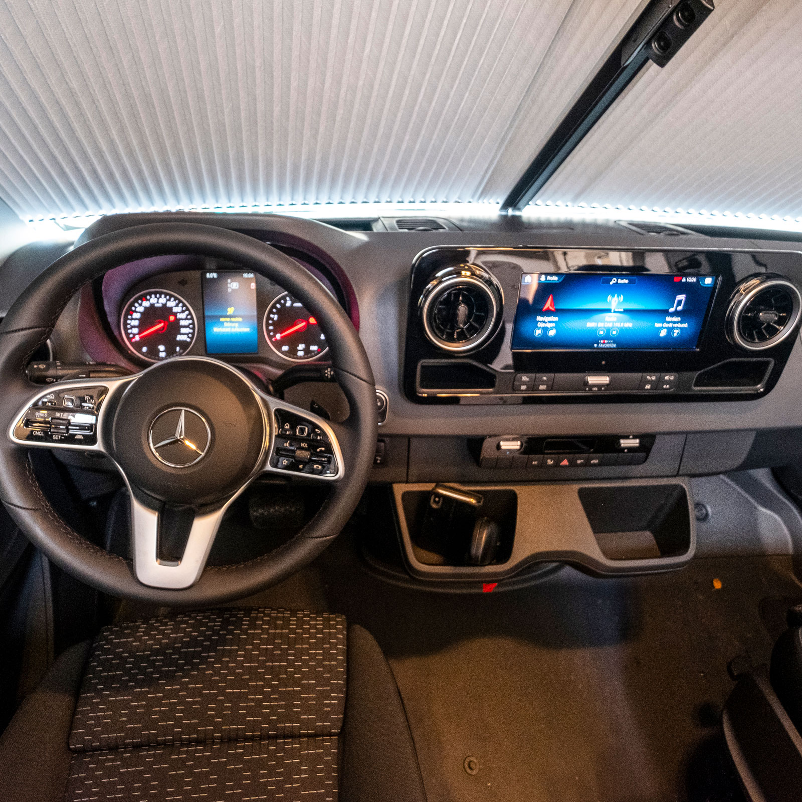 Mercedes förarmiljö är enkel att komma överrens med. Växling görs med en spak bakom ratten.