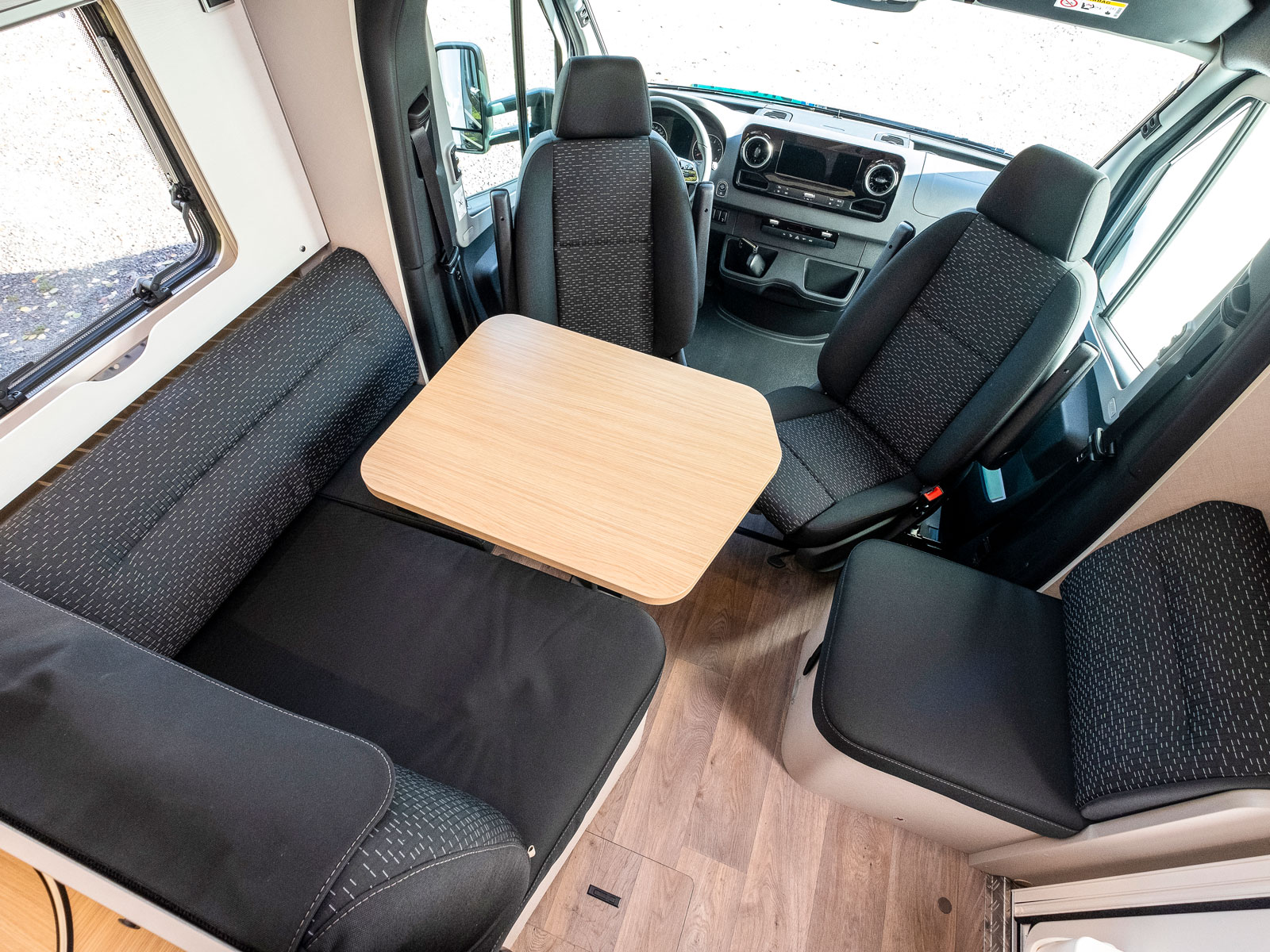 Runt bordet sitter fyra bekvämt. I soffan finns även säkerhetsbälten så det går att åka fyra bältade i Hymer Tramp S 680.