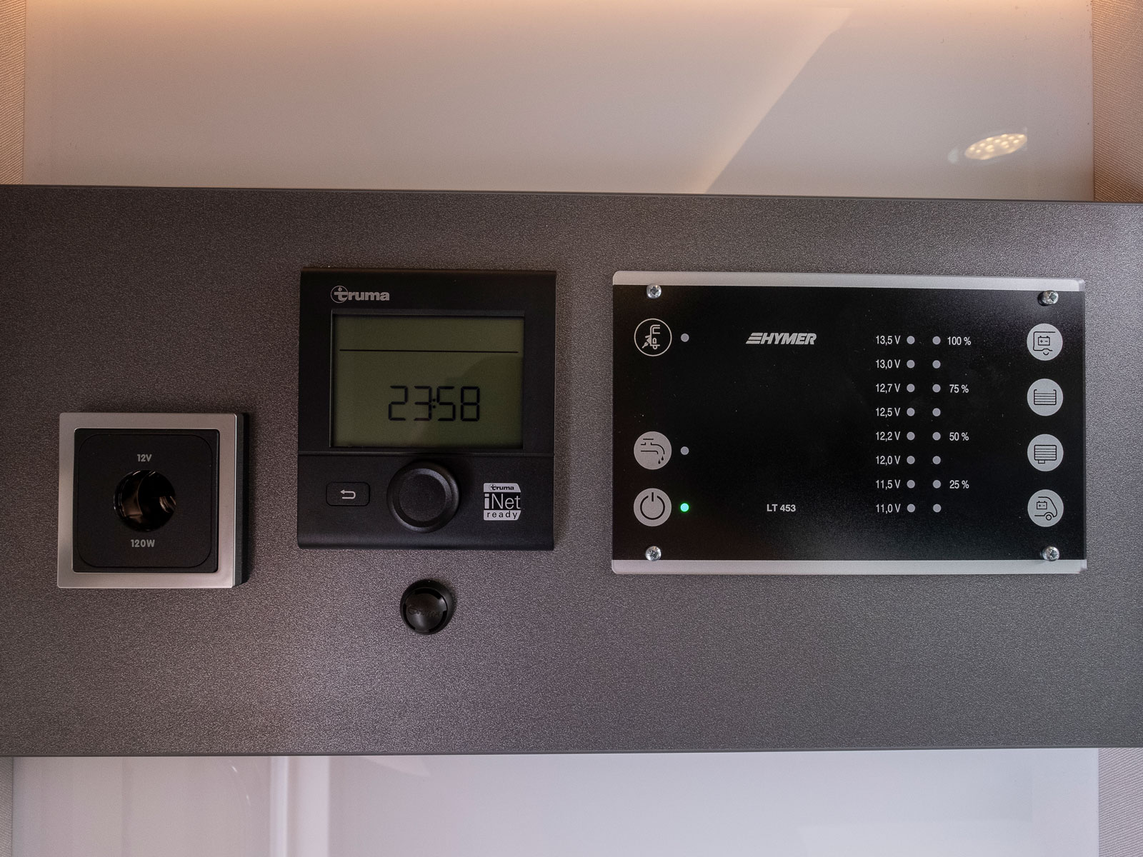 Värmepannan regleras härifrån och manöverpanelen är basic. Hymer rullar ut ett appstyrsystem till lyxbilarna våren 2021.