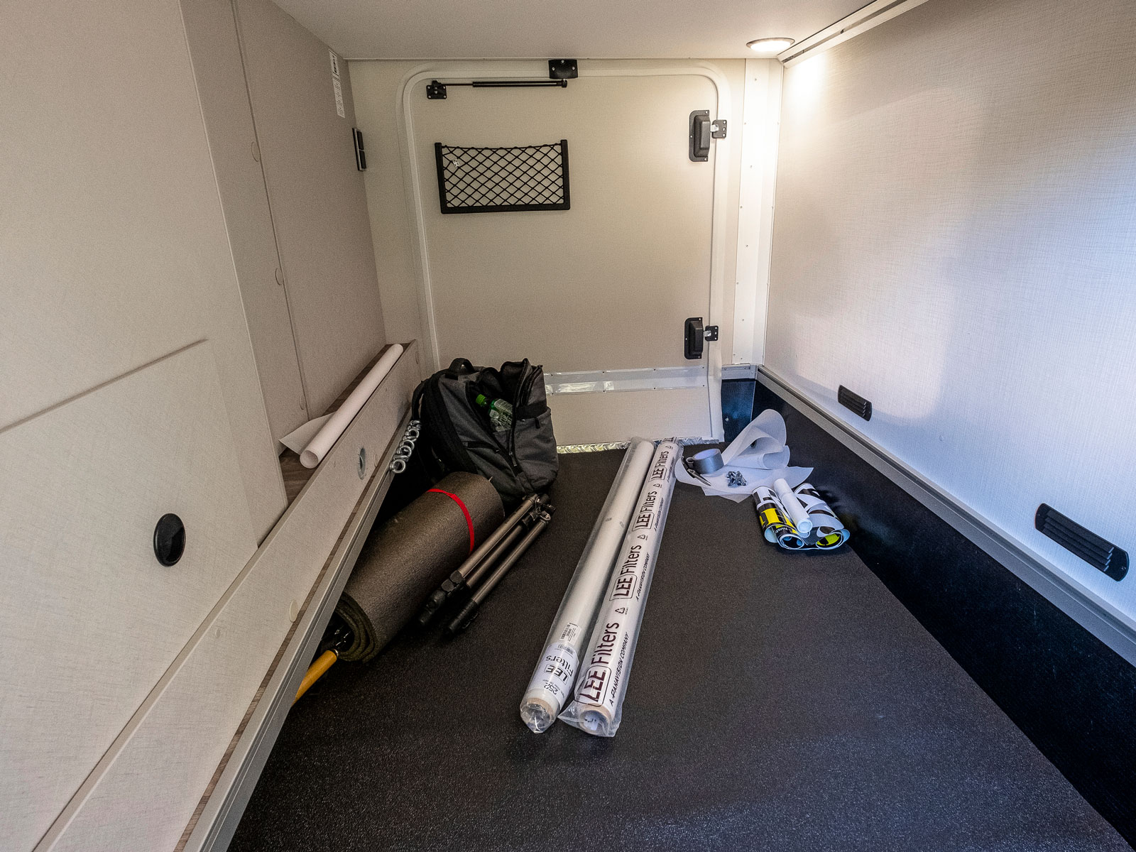 Gott om plats i det uppvärmda och belysta garaget. Det finns även lastöglor för att surra fast exempelvis en eller ett par cyklar.
