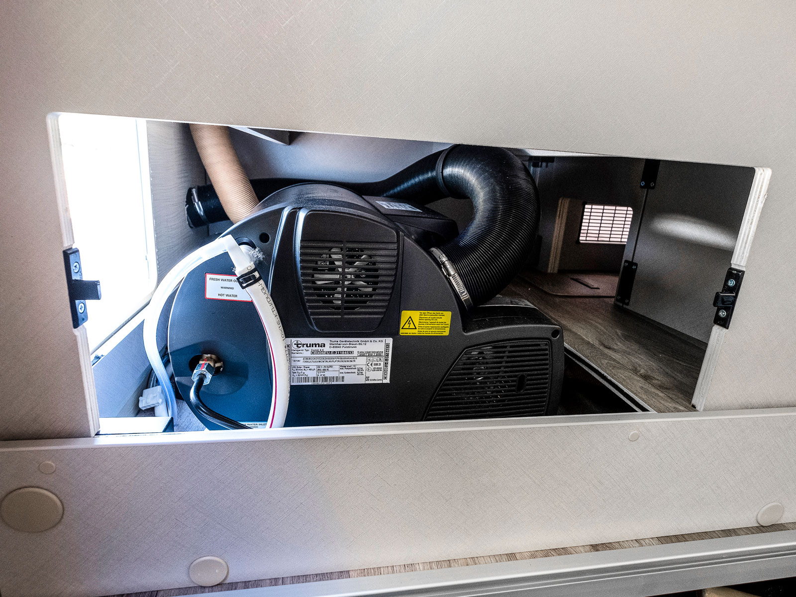 Bakom en panel i garaget hittar vi värmepannan.