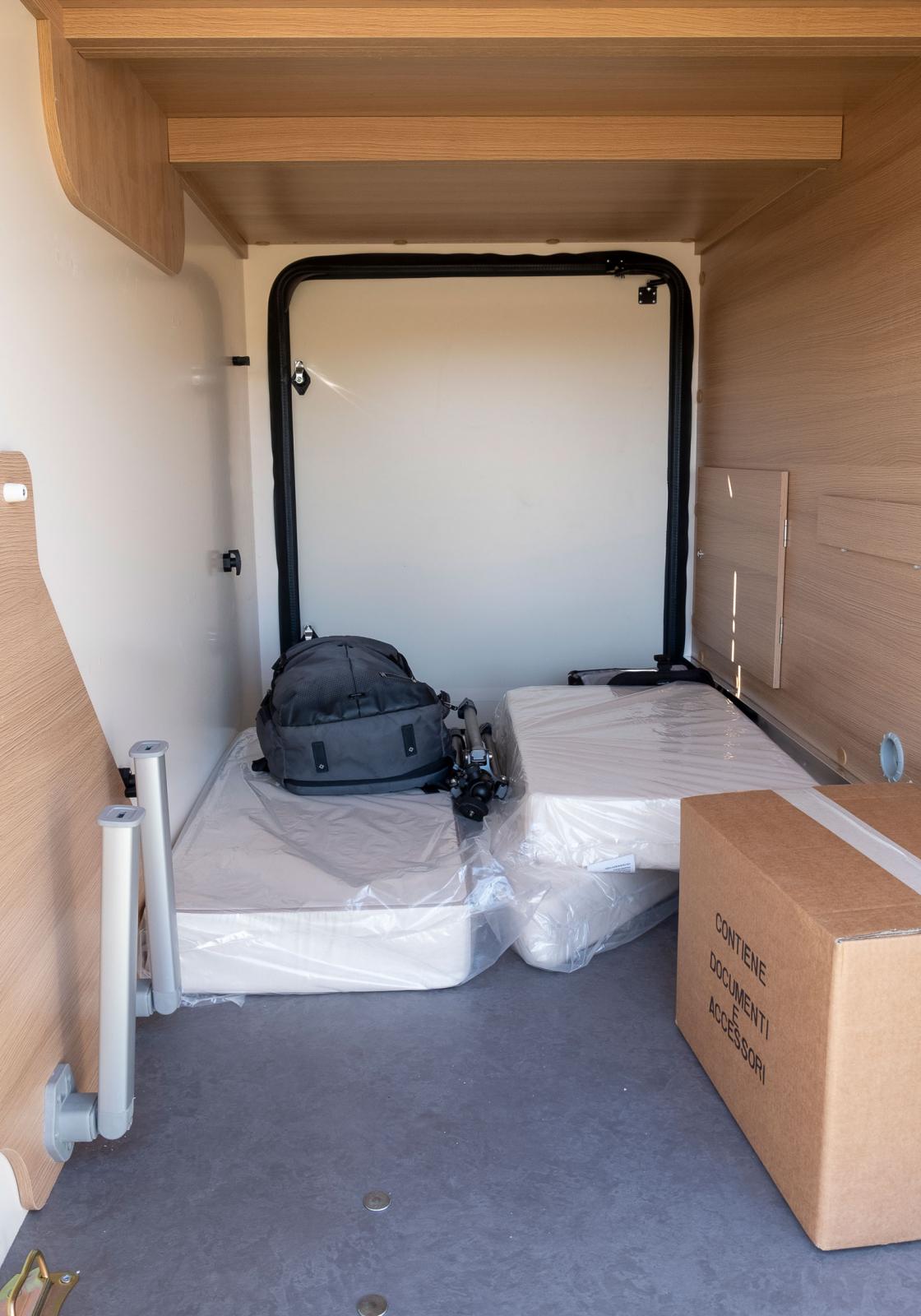Garaget är rymligt och det finns stora dörrar på båda sidor av bilen.