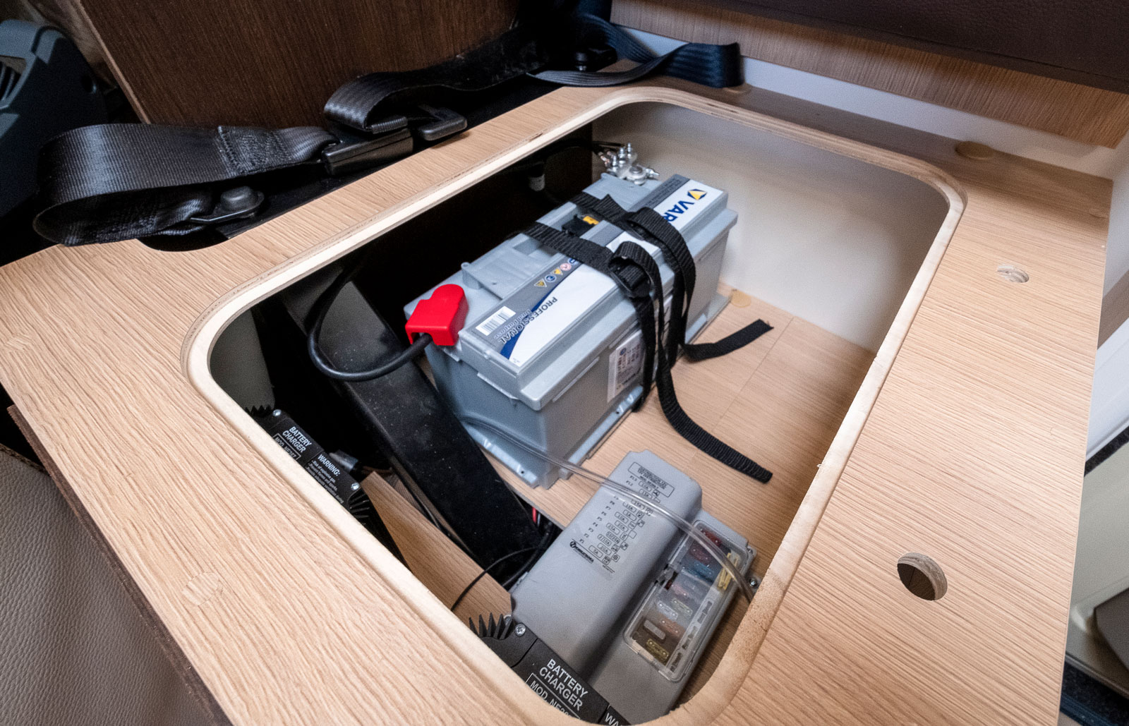 Bodelsbatteri och elcentral är placerade under den lilla soffstumpen innanför bodelsdörren.