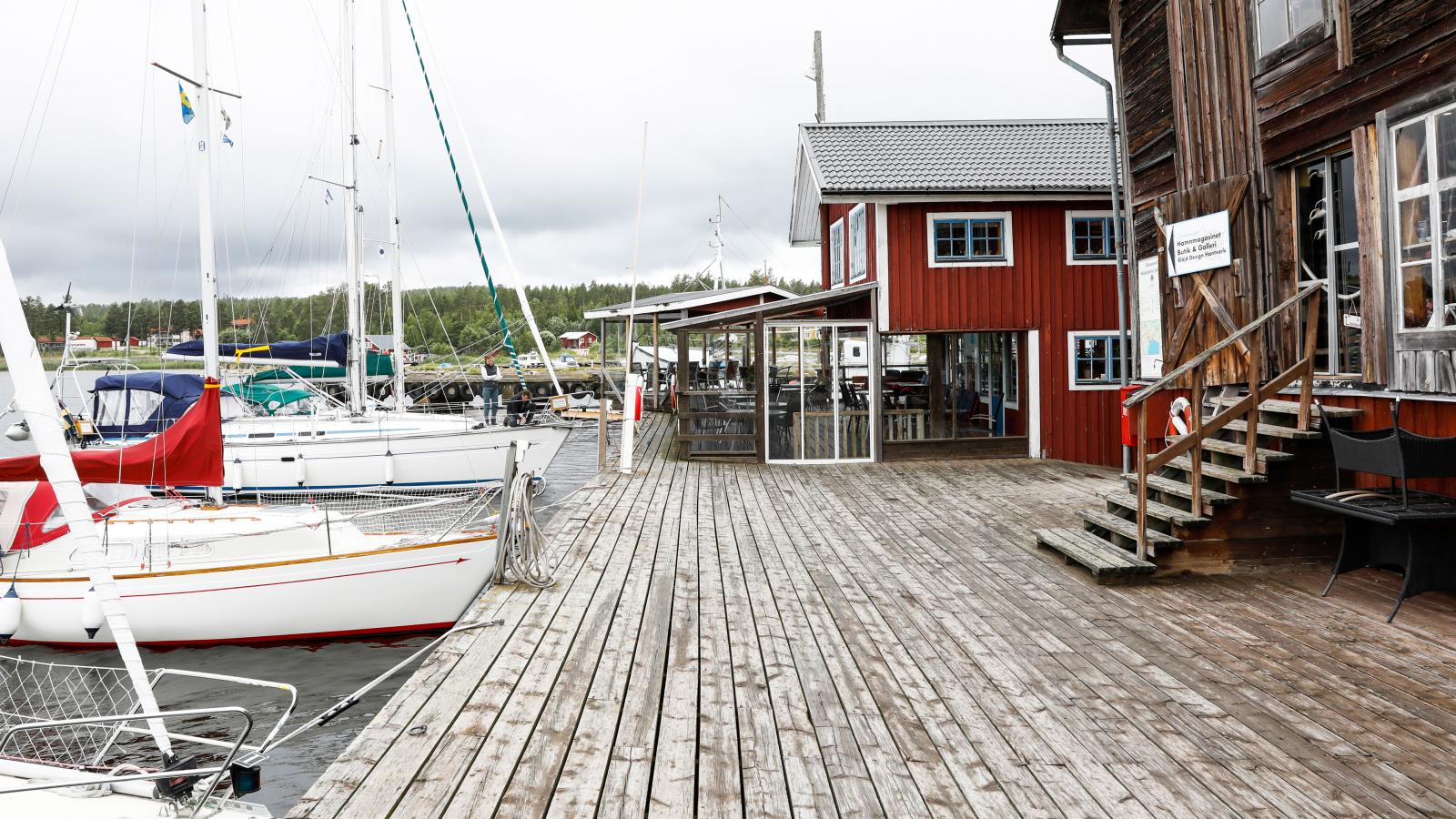Gästhamnen mellan hamnmagasinet och restaurang Sjömärket.
