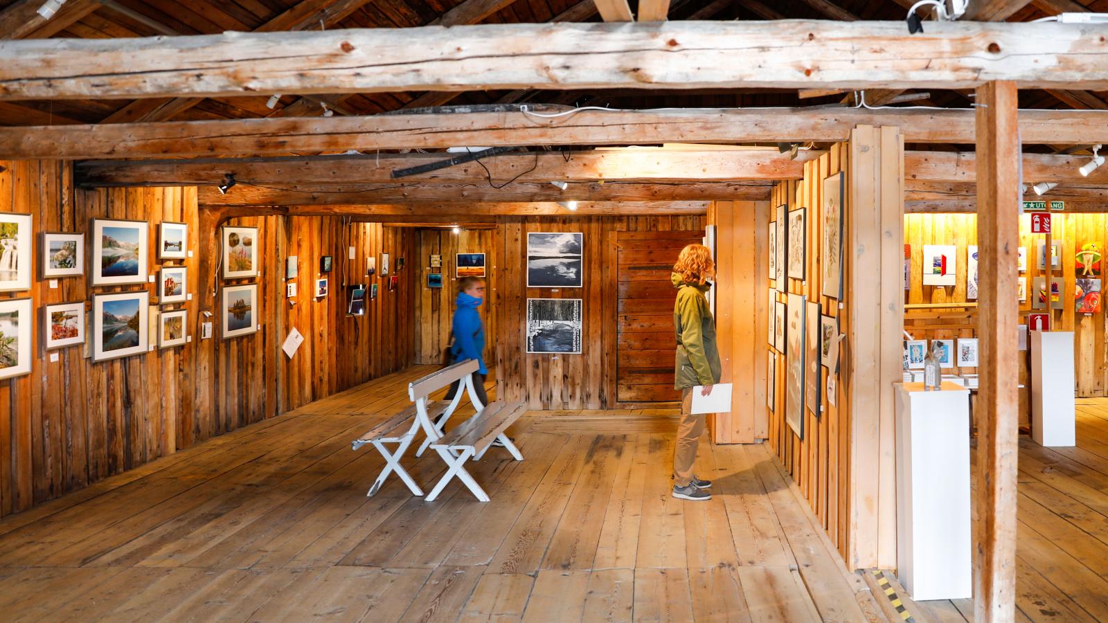 Hamnmagasinet drivs av ett tjugotal konstnärer som tillsammans säljer slöjd, hantverk och design. På ovanvåningen finns ett galleri.