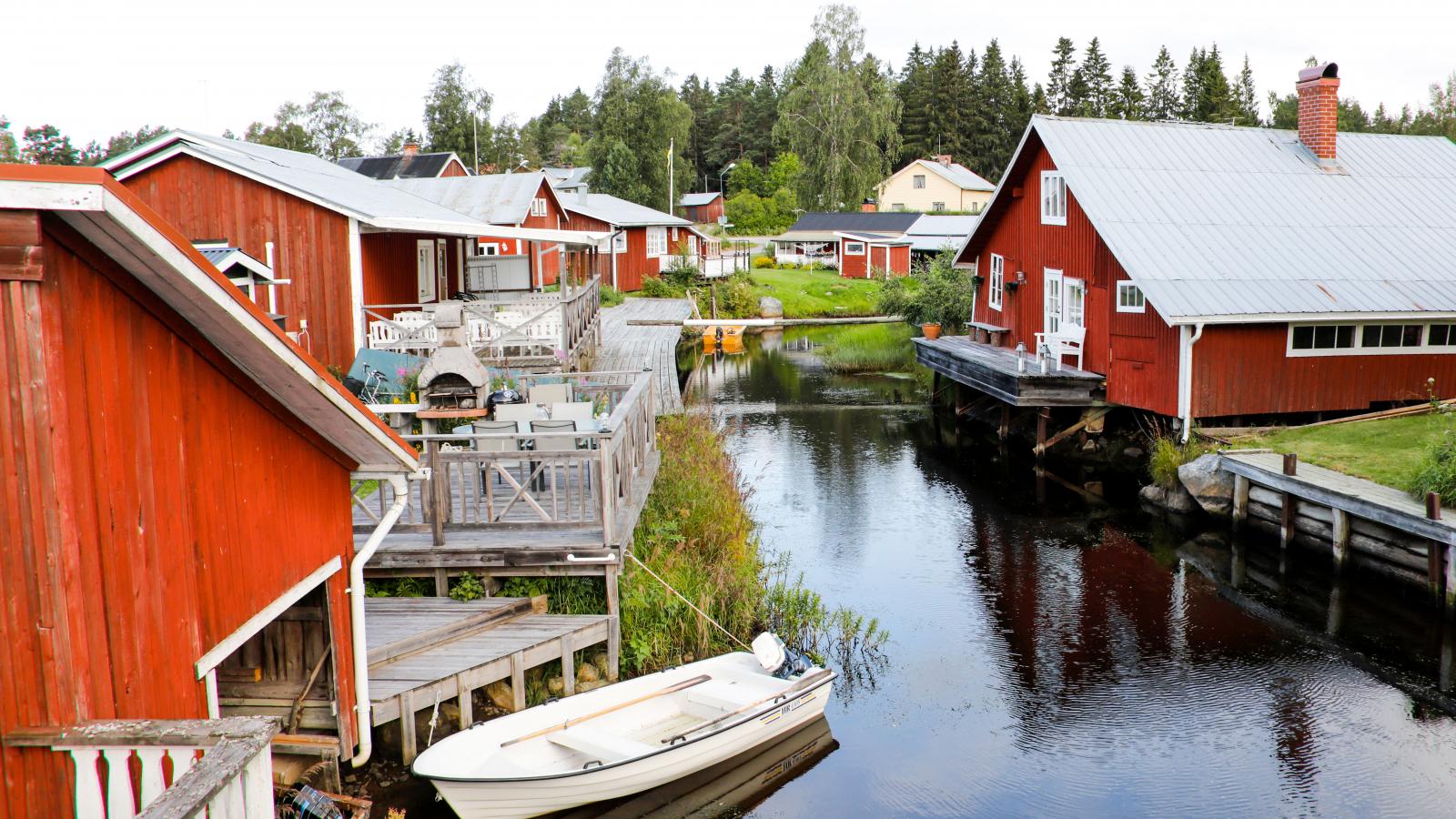 Mysiga miljöer vid båthuskanalen i Mellanfjärden.