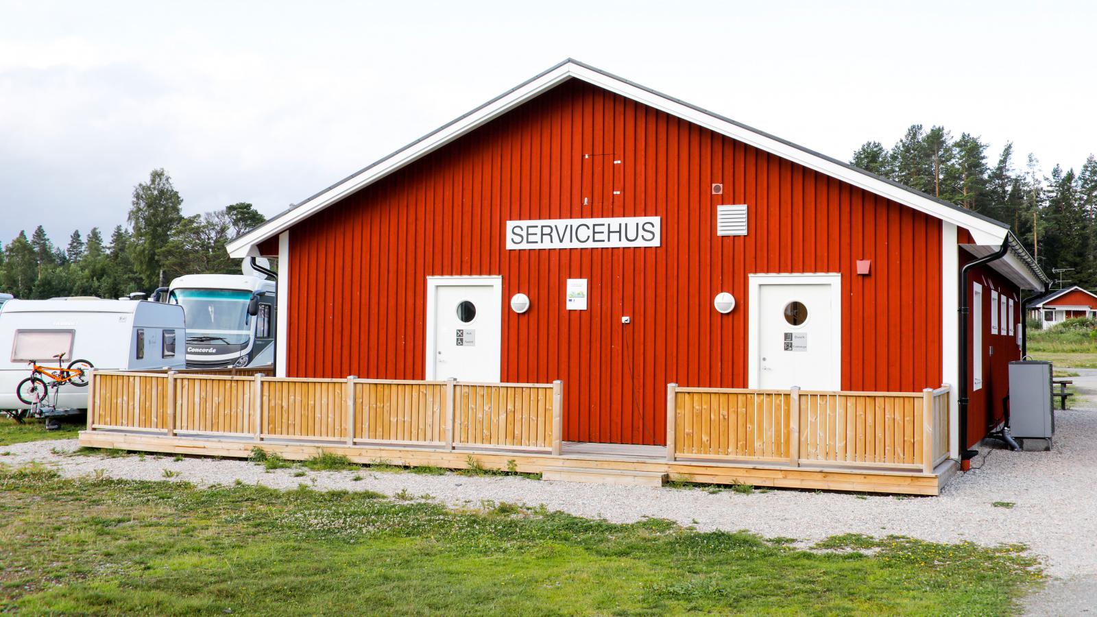 Servicebyggnaden på Mellanfjärdens camping är helt nybyggd till 2020.