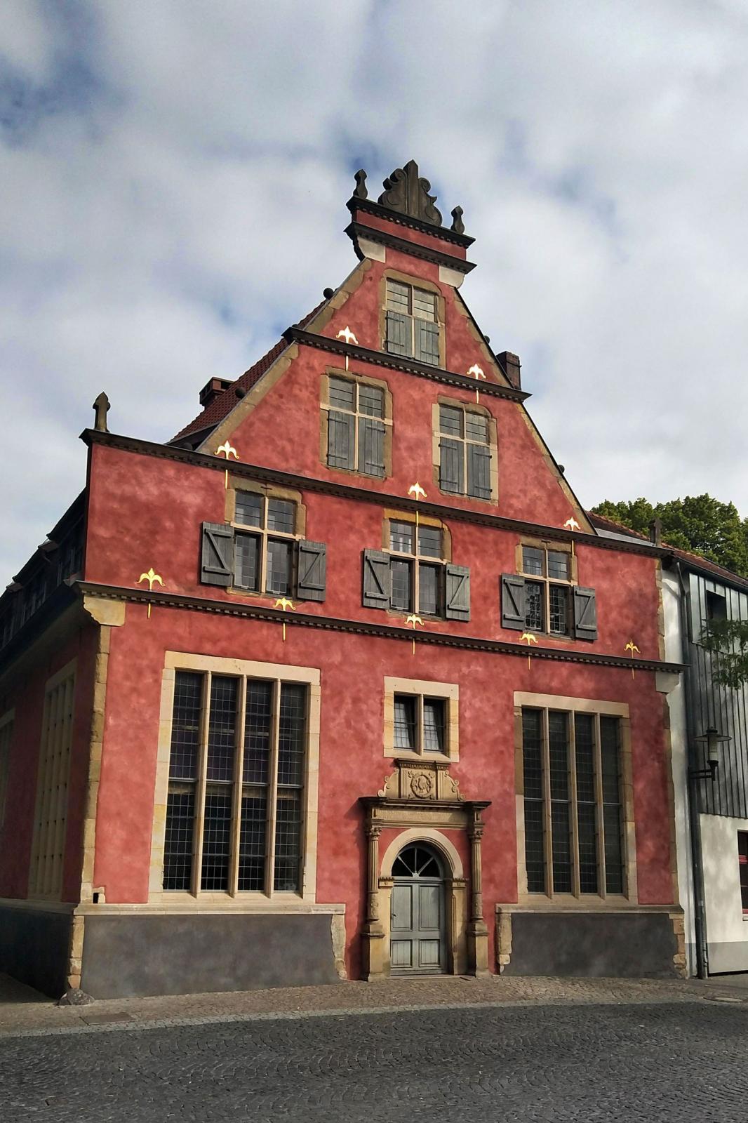Renässansens Fruhherrenhaus byggdes år 1590 och inrymmer i dag samlingslokal för film och möten. Här håller även Lions till.