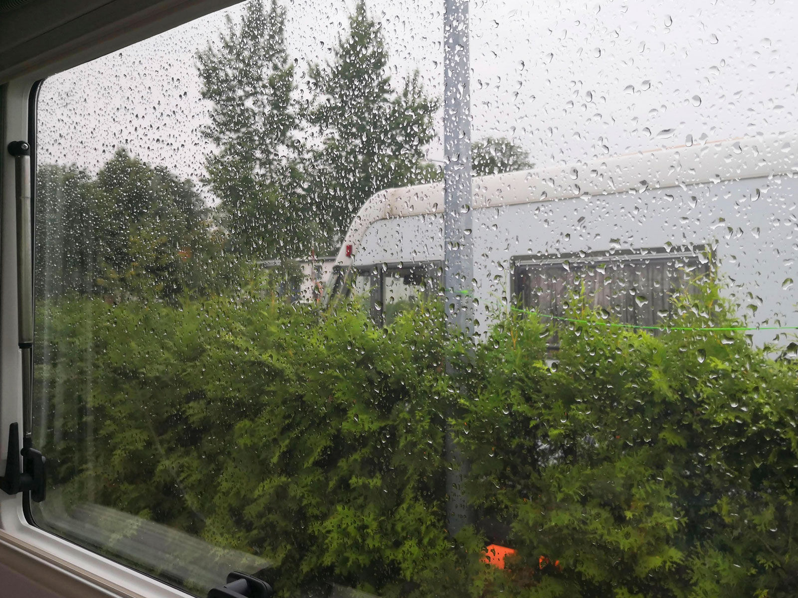Regn gör inte så mycket när man står på en billig plats. Bara att stanna längre.