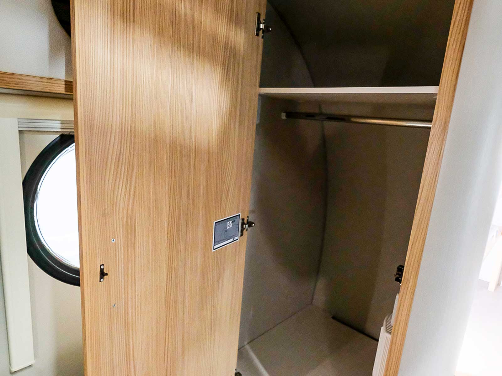 T@b är gjord för två personer. Garderoben räcker inte för fler.